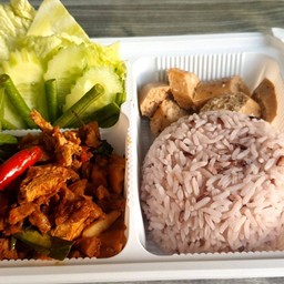 ข้าว+ผัดกะเพรา+ไส้กรอกอีสาน+ผักสด