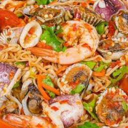 ยำรวมมิตรหมูสับหมูยอฮอทดอกกุ้งหมึกลูกชิ้นเห็ดขาว