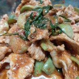 พริกแกงหมูมะเขือราดข้าว