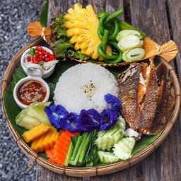 ข้าวหน้าปลาแกะ +ผัก+น้ำจิ้มซีฟู้ด