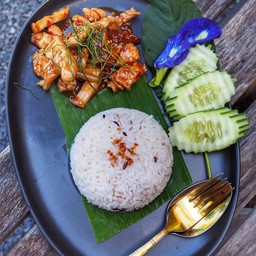 หมูสามชั้นผัดน้ำพริก ราดข้าว