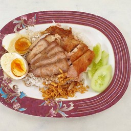 ข้าวไก่อบ+ หมูทอดกระเทียม+ไข่