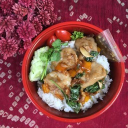 ข้าวหน้าลูกชิ้นปลากรายผัดพริกเหลืองใบโหระพา