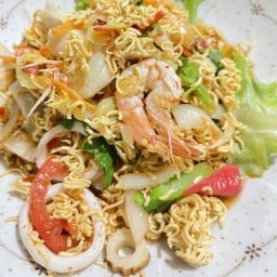 ส้มตำโต้รุ่ง (ในตลาดโต้รุ่งเจ้าเก่า)