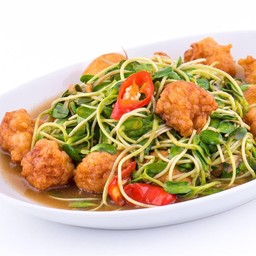 ยอดอ่อนทานตะวันผัดลูกชิ้นกุ้งเต้าหู้ไข่