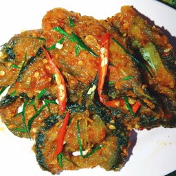 ข้าว ปลาดุกกรอบผัดพริกแกง