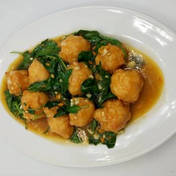 ลูกชิ้นกุ้งผัดใบโหระพา