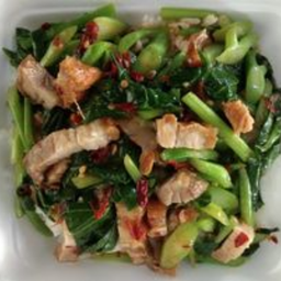 ข้าวผัดคะน้าหมูกรอบ