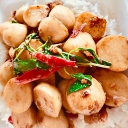 กะเพราลูกชิ้นปลา