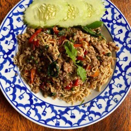 ผัดกะเพรามาม่าหมูสับ