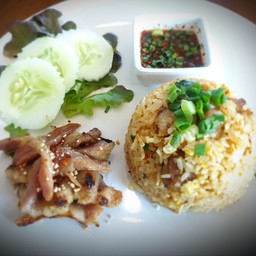 ข้าวผัดคอหมูย่างน้ำจิ้มแจ๋ว