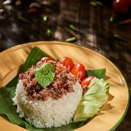ข้าวหน้ากะเพราสับเนื้อผัดแห้ง
