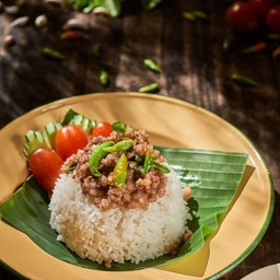 ข้าวหน้าหมูสับผัดพริกขี้หนูโหระพา
