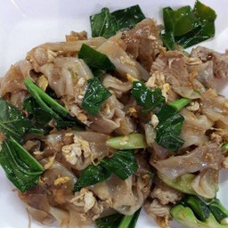 ผัดซีอิ้วเส้นใหญ่หรือเส้นหมี่ หมู  ไก่