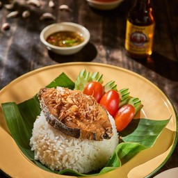 ข้าวหน้าปลาอินทรีสดทอดน้ำปลา