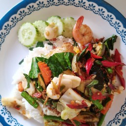 ผัดขี้เมาทะเลราดข้าว