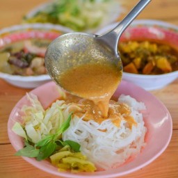 ร้านหนมจีน แพรกษา สูตรพริกแกงตำสด