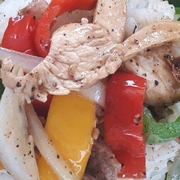 ข้าว หมู,ไก่ ผัดพริกไทยดำ