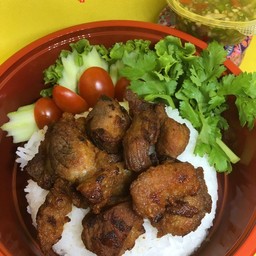 ข้าวหน้าหมูทอดน้ำปลา