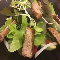 สลัดหมูย่างซอสเลม่อน