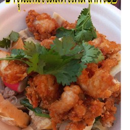 ยำวุ้นเส้นรวมมิตรราดไก่กรอบ