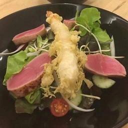 สลัดทูน่ากุ้งเทมปุระ