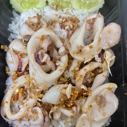 ข้าวปลาหมึกทอดกระเทียม