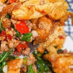 ไข่เจียวทอดแล้วมาทำกะเพราใส่หมูสับราดข้าว