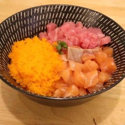 ข้าวหน้าแซลม่อนทูน่าเอบิโกะ