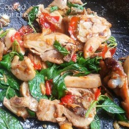 เนื้อจระเข้ผีดใบกระเพรา ปรุงรสราดข้าว