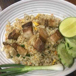 ข้าวผัดหมูกรอบ
