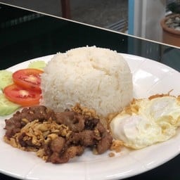 ทอดกระเทียม ราดข้าว