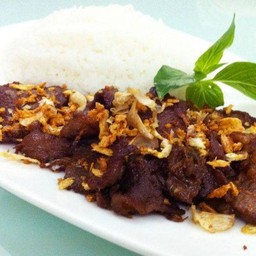 เนื้อกระเทียมไข่ดาวราดข้าว