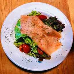 Smoked salmon salad 