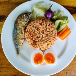 ข้าวคลุกน้ำพริกปลาทูทอด ไข่ต้ม ผักสด