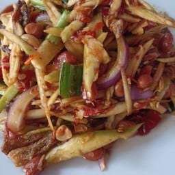 ยำมะม่วงปลากรอบ