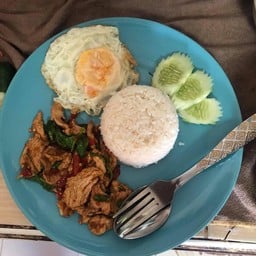 กระเพรา ราดข้าว