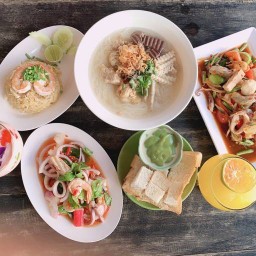 แจ่มใสนมสด ก๋วยจั๊บ อาหารตามสั่ง ยำ ตำ  ขนมปัง น้ำผลไม้ กาแฟสด ไอติม  แจ่มใสยโสธร