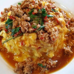 กะเพราหมูสับราดข้าว