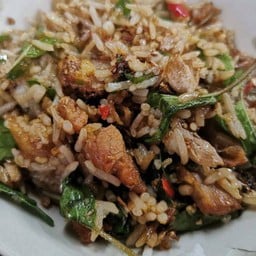 ข้าวคลุกกะเพราหมูกรอบ