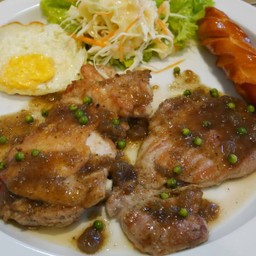คอมโบเซ็ต(สเต็กหมู+ไก่+ไข่ดาว+ไส้กรอก+สลัด)