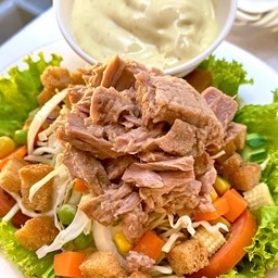 สลัดทูน่า  Tuna & mixed green salad
