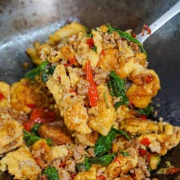 กระเพราไข่เจียวราดข้าว