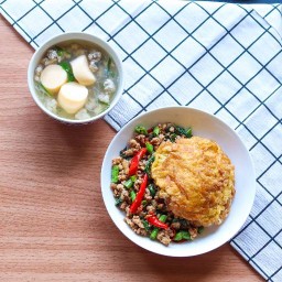 Janji Story อาหารชุด ข้าวพร้อมแกง ไข่เจียว ต้มยำ ผัดกระเพรา