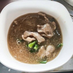 เปี๊ยกเมืองนนท์ราดหน้ายอดผักสาขา2