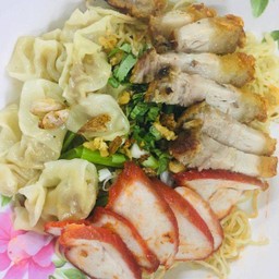 บะหมี่เกี๊ยวหมูแดง หมูกรอบ