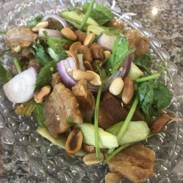 ยำหมูกรอบ