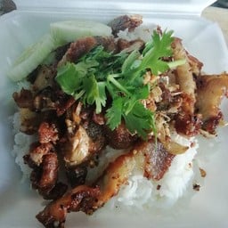 ข้าวหมูกรอบทอดกระเทียม