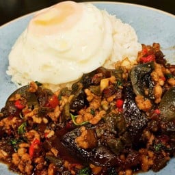 ข้าวกะเพราหมูสับไข่เยี่ยวม้า