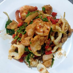 ข้าวกะเพราทะเล+หมูสามชั้น